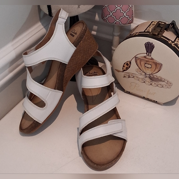 Clarks White Triple Velcro Strap Sandals Sz 8M NWOB - Picture 1 of 9